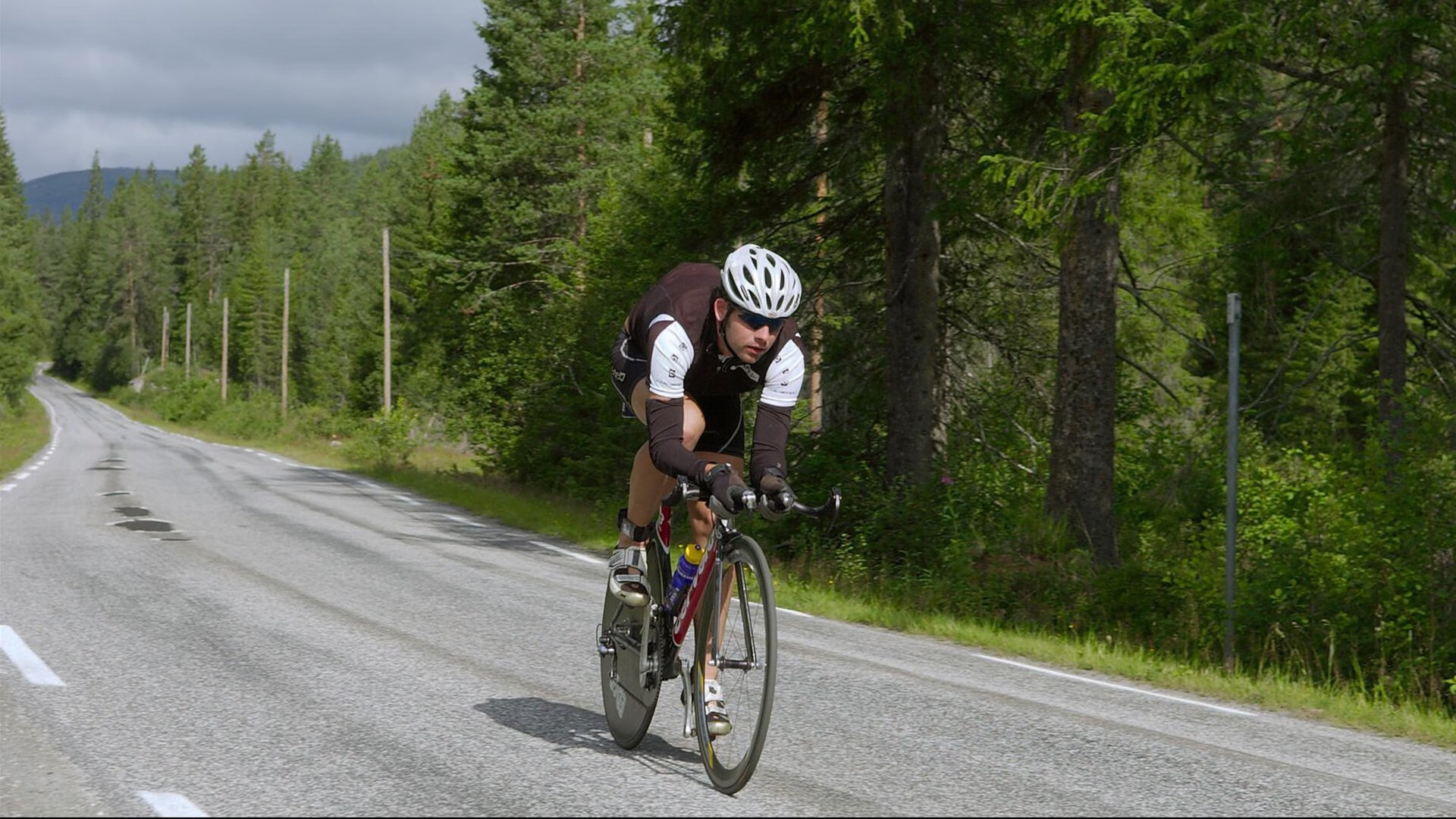 中国速度滑冰队再创佳绩 小将张雪峰打破全国纪录
